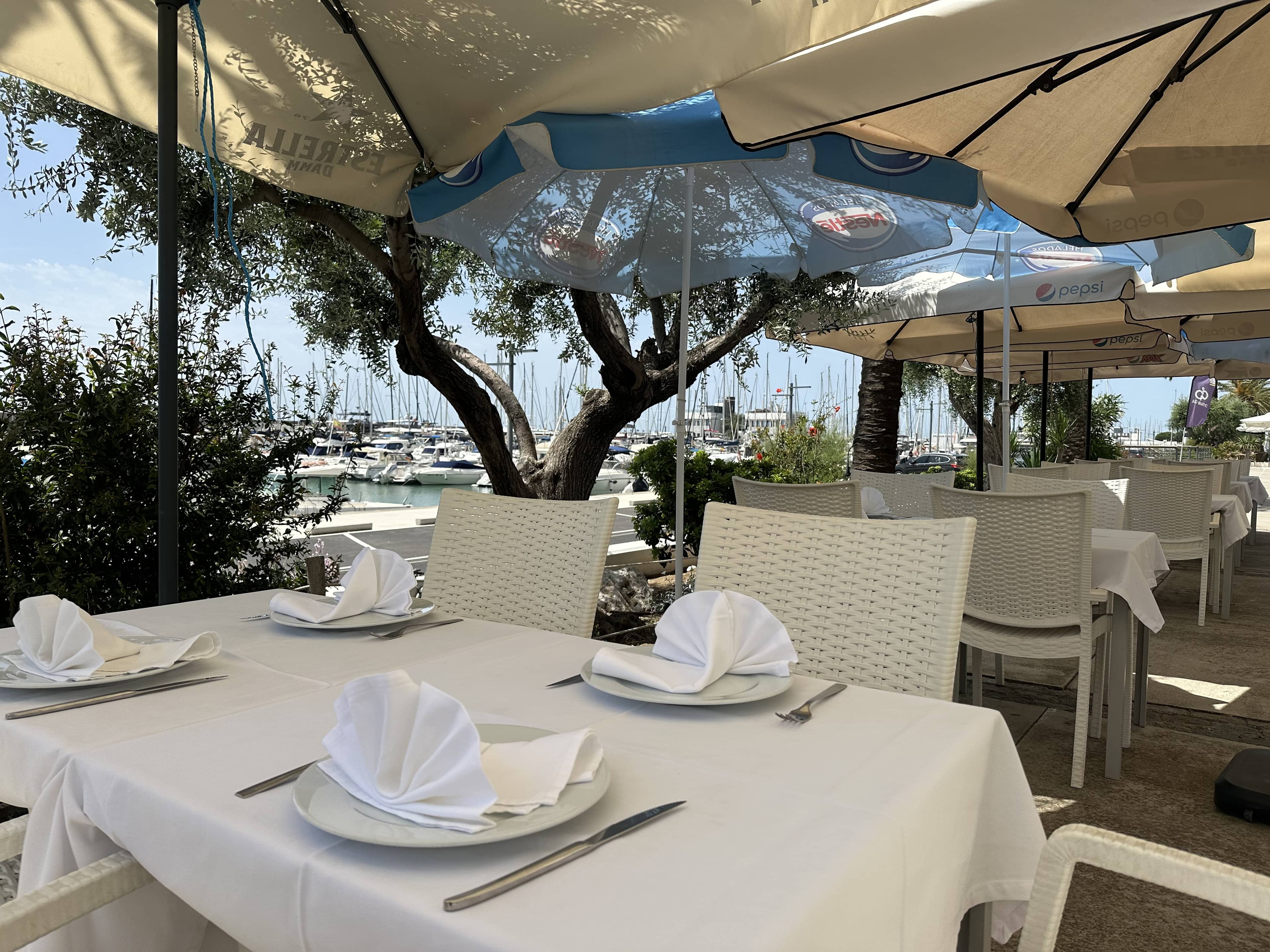 Terraza restaurante en Castelldefels, Port Ginesta